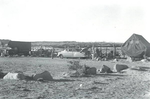 US-Route-66 Up via the 1950s, camping remained the most well-liked way to spend the night on Route 66. Ca 1951